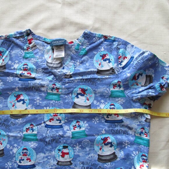 Scrub top winter theme - Picture 5 of 10